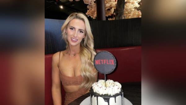 米凯拉·麦科勒姆用“庆祝蛋糕”庆祝《秘鲁2》系列在Netflix上映